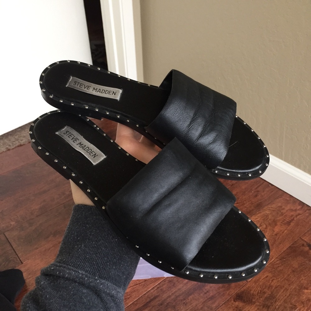 STEVE MADDEN LEATER STUDDED SLIDES